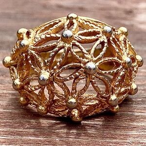 1970’s Avon Open Work Filigree Floral Size 6 Goldtone Gold Tone Ring Vintage